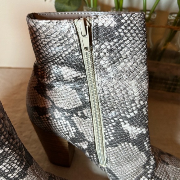 Carlos by Carlos Santana Women's Tibbie Heeled Ankle Bootie Snake Skin Size 6.5M - Picture 4 of 10